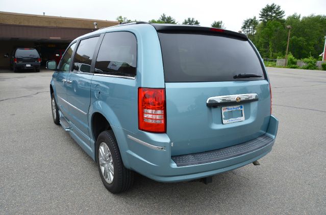 Chrysler Town and Country 2010 photo 3