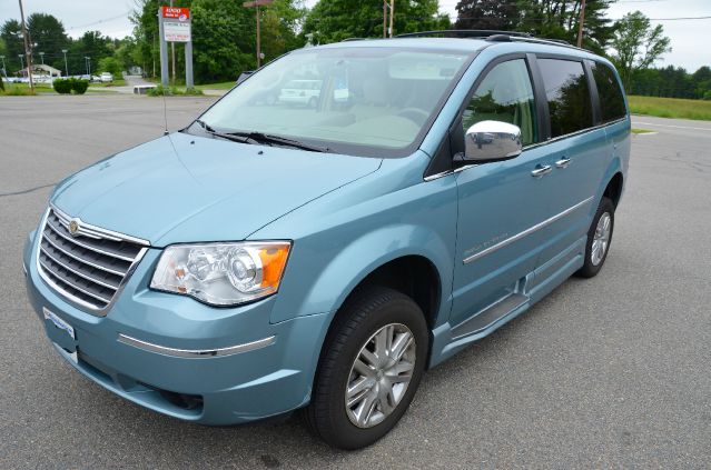 Chrysler Town and Country 2010 photo 4