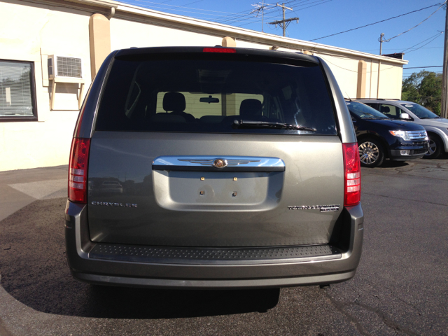 Chrysler Town and Country 2010 photo 2