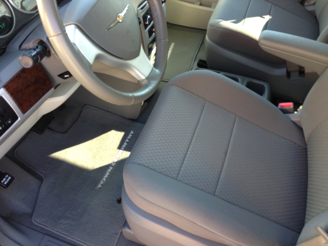 Chrysler Town and Country 2010 photo 4