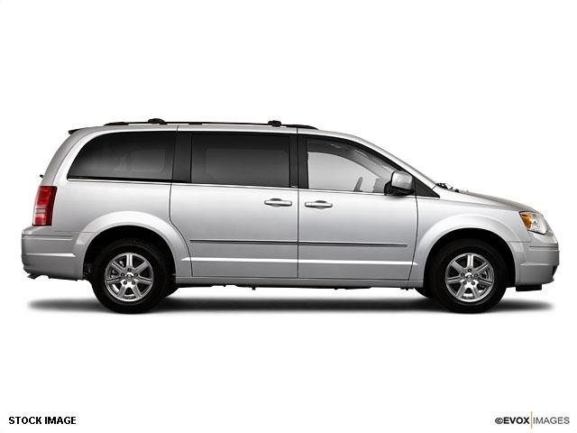Chrysler Town and Country 2010 photo 2