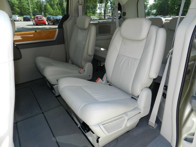 Chrysler Town and Country 2010 photo 1