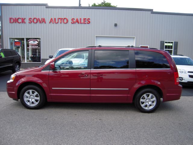 Chrysler Town and Country 2010 photo 1