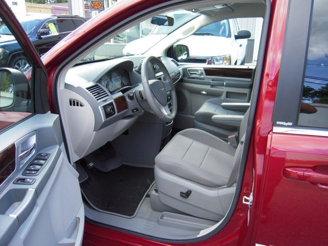 Chrysler Town and Country 2010 photo 2