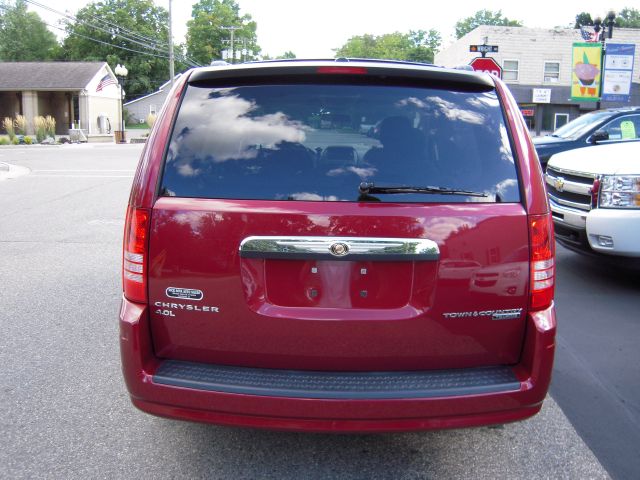 Chrysler Town and Country 2010 photo 3