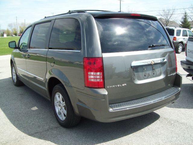 Chrysler Town and Country 2010 photo 1