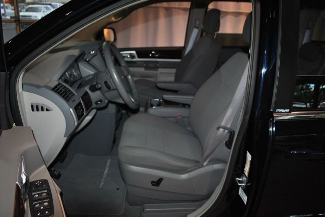 Chrysler Town and Country 2010 photo 1