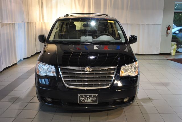 Chrysler Town and Country 2010 photo 10