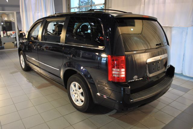 Chrysler Town and Country 2010 photo 11