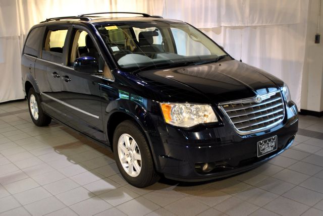 Chrysler Town and Country 2010 photo 2
