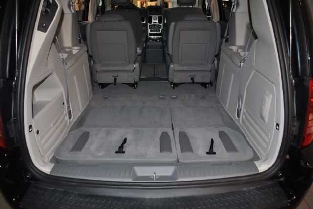 Chrysler Town and Country 2010 photo 3
