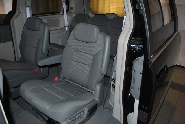 Chrysler Town and Country 2010 photo 7
