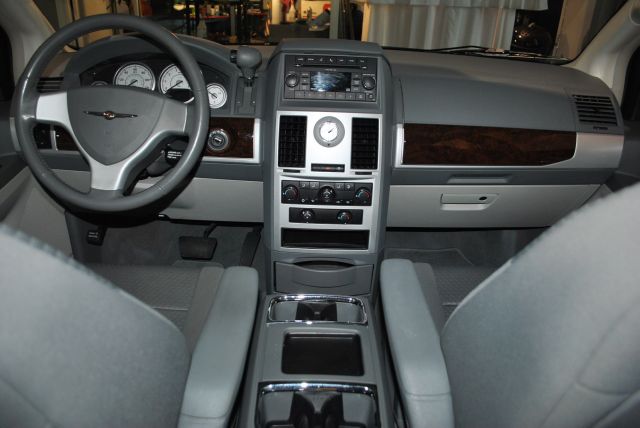 Chrysler Town and Country 2010 photo 9