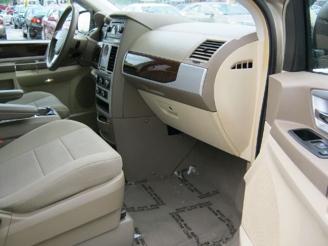 Chrysler Town and Country 2010 photo 1