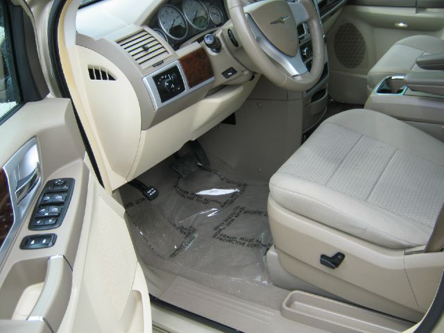 Chrysler Town and Country 2010 photo 11