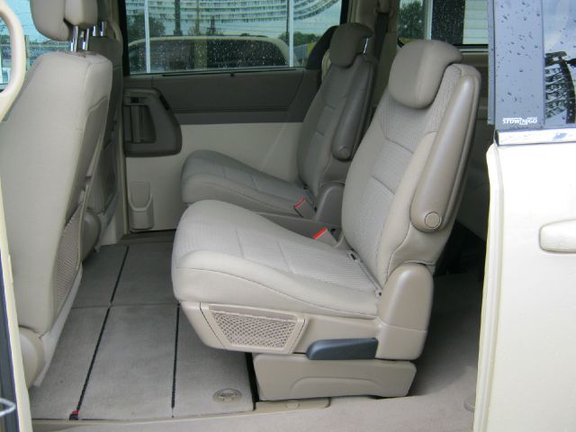 Chrysler Town and Country 2010 photo 14