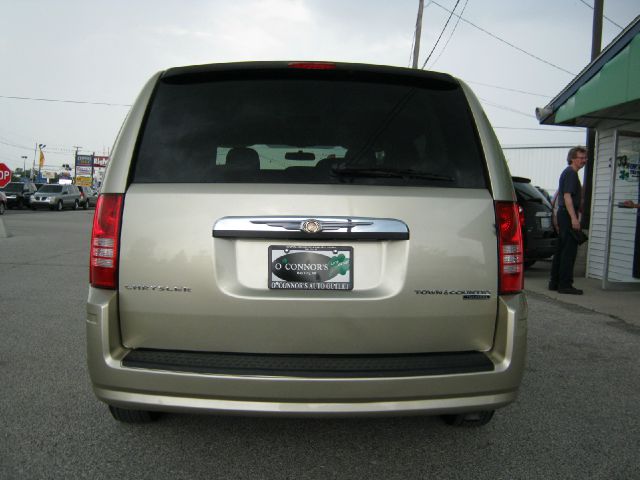 Chrysler Town and Country 2010 photo 17