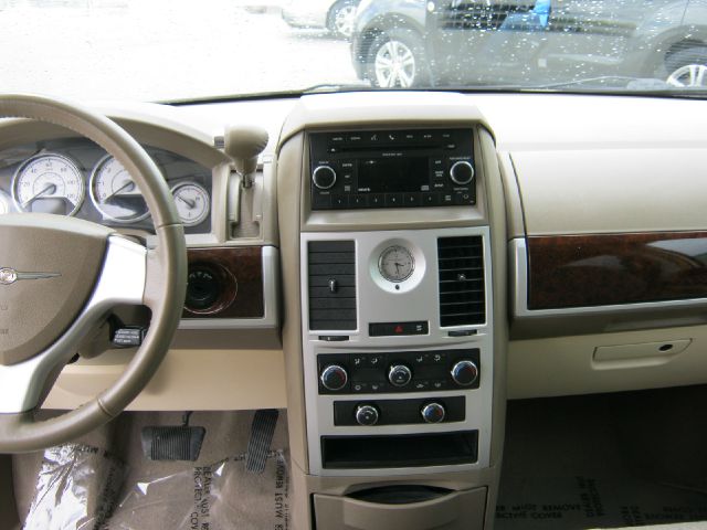 Chrysler Town and Country 2010 photo 18