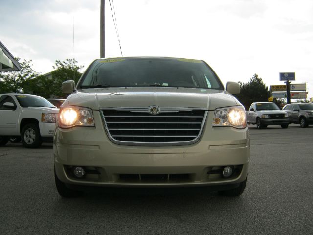 Chrysler Town and Country 2010 photo 2