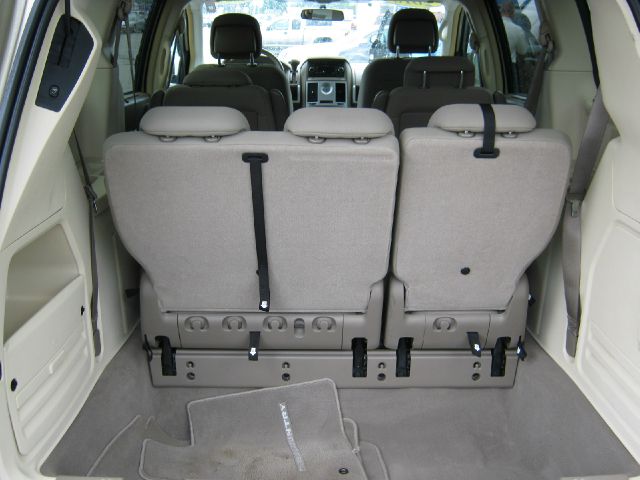 Chrysler Town and Country 2010 photo 4