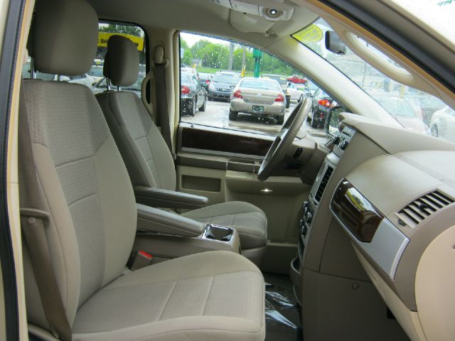 Chrysler Town and Country 2010 photo 5