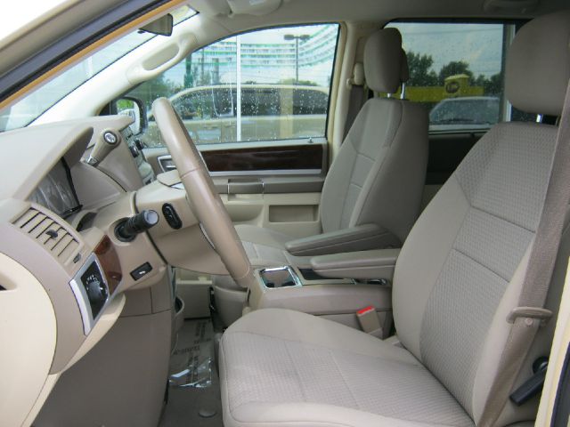 Chrysler Town and Country 2010 photo 6
