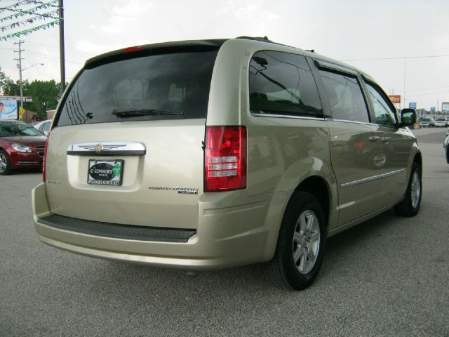 Chrysler Town and Country 2010 photo 7
