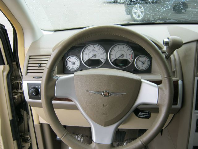 Chrysler Town and Country 2010 photo 8