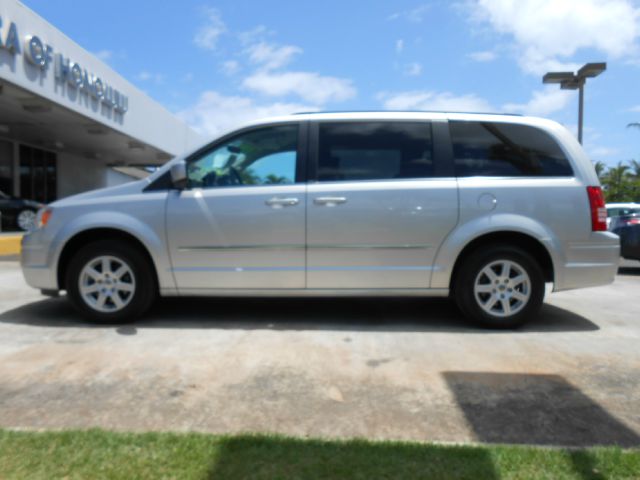 Chrysler Town and Country 2010 photo 1