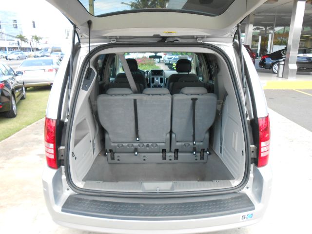 Chrysler Town and Country 2010 photo 10