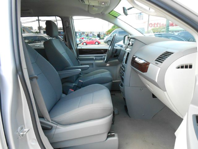 Chrysler Town and Country 2010 photo 14