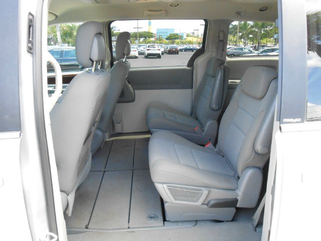 Chrysler Town and Country 2010 photo 2