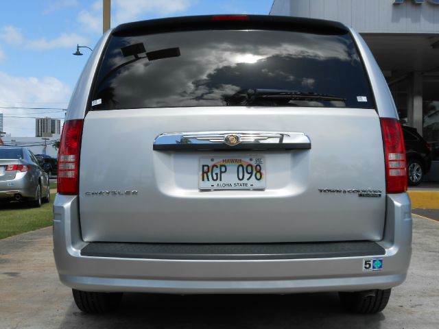 Chrysler Town and Country 2010 photo 3
