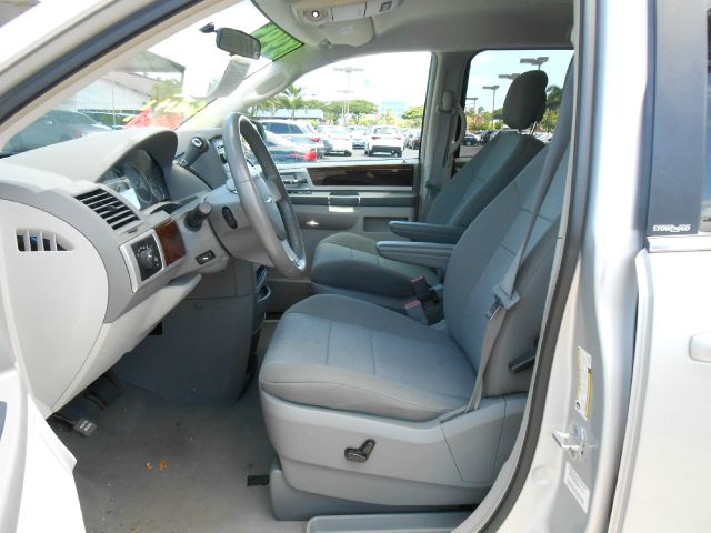 Chrysler Town and Country 2010 photo 5