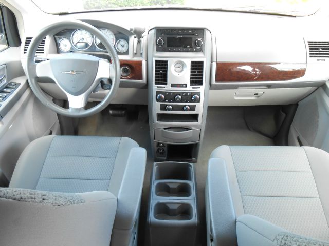 Chrysler Town and Country 2010 photo 7