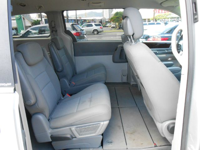 Chrysler Town and Country 2010 photo 8