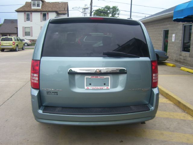 Chrysler Town and Country 2010 photo 11
