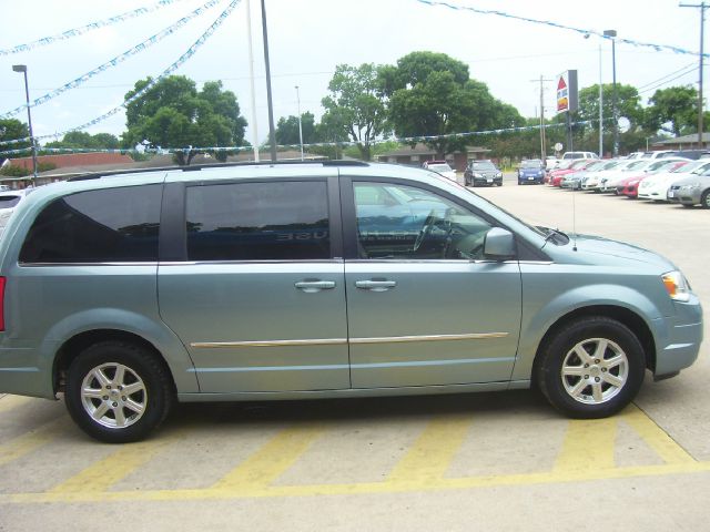 Chrysler Town and Country 2010 photo 16