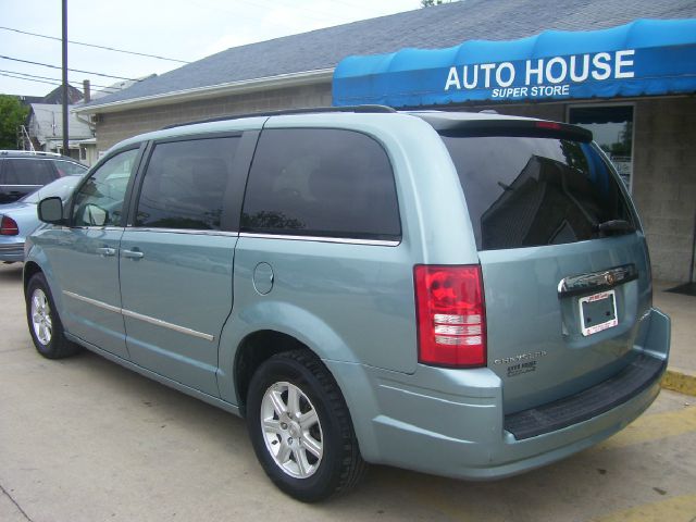 Chrysler Town and Country 2010 photo 21