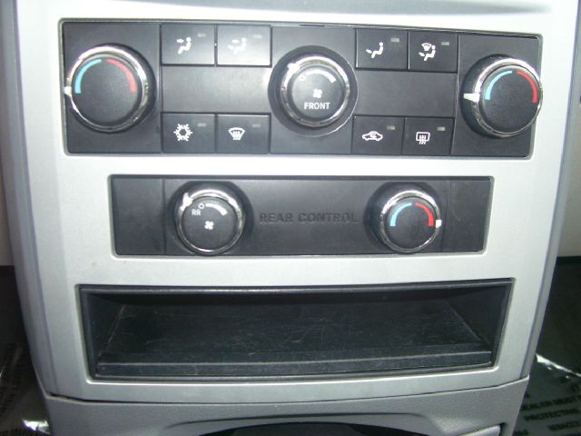 Chrysler Town and Country 2010 photo 23