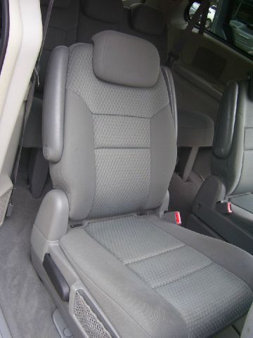 Chrysler Town and Country 2010 photo 3