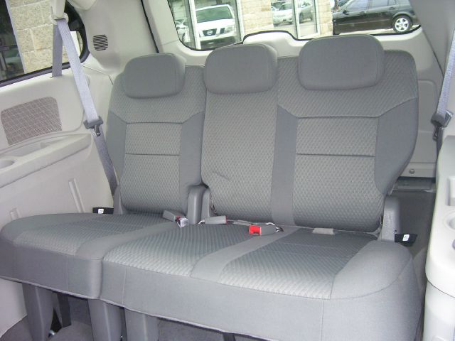 Chrysler Town and Country 2010 photo 9