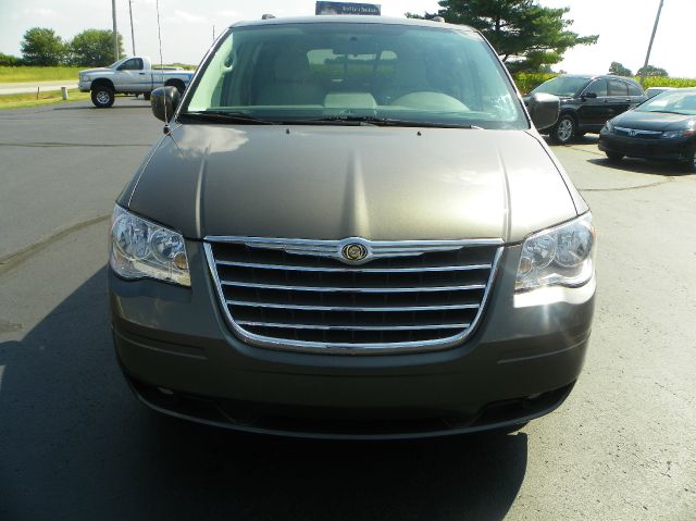 Chrysler Town and Country 2010 photo 2