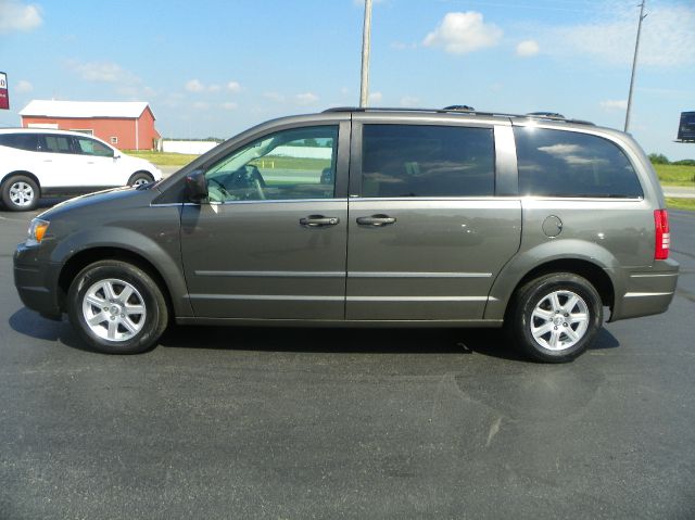 Chrysler Town and Country 2010 photo 3