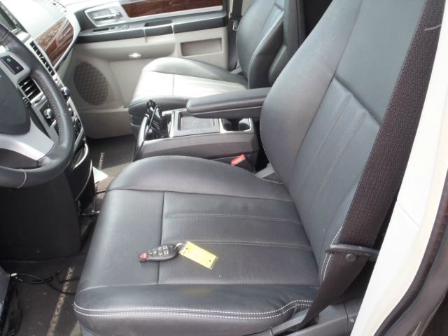 Chrysler Town and Country 2010 photo 2