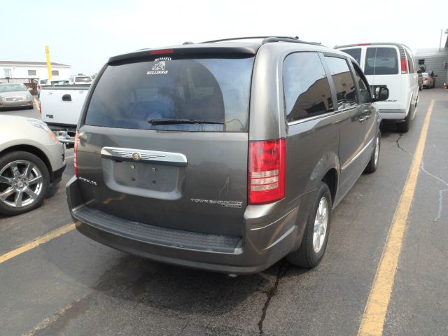 Chrysler Town and Country 2010 photo 4