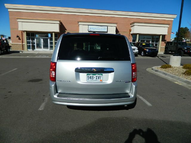 Chrysler Town and Country 2010 photo 1