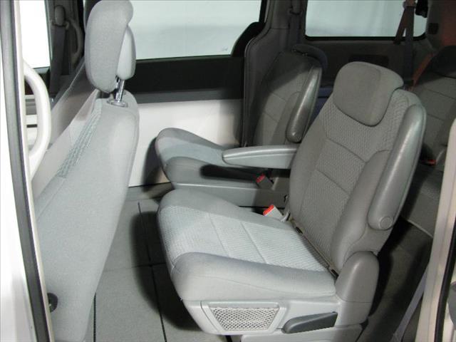 Chrysler Town and Country 2010 photo 2
