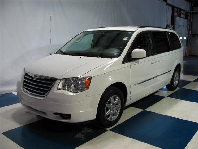 Chrysler Town and Country 2010 photo 3