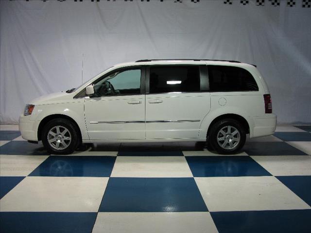 Chrysler Town and Country 2010 photo 4